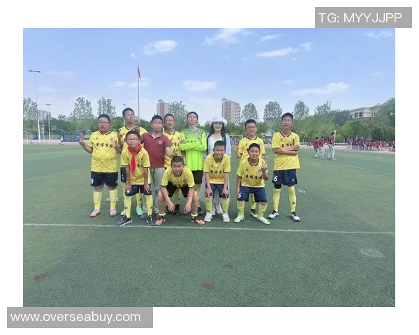 以球王风采闪耀绿茵赛场展现足球巨星无与伦比的荣耀瞬间