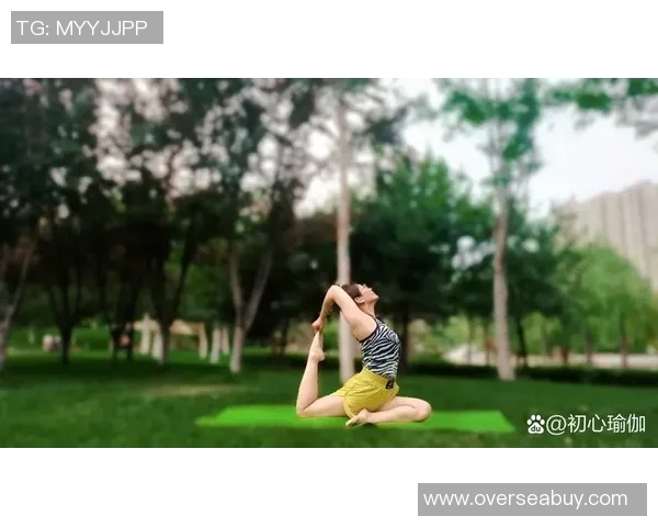 足球明星手捧玫瑰展现温柔一面 情感与力量的完美融合 足球明星手捧玫瑰展现温柔一面 情感与力量的完美融合