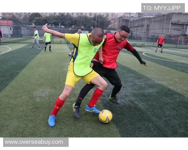 足球巨星风采尽显装饰画作品打造运动激情与艺术魅力结合的独特空间氛围