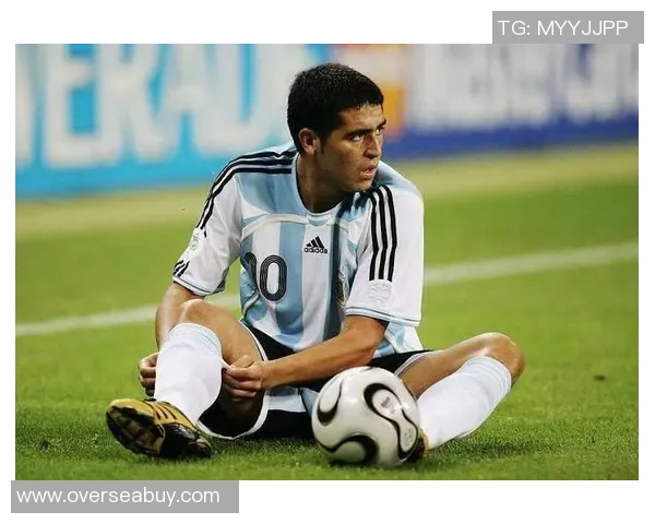 天下足球十大神级球星盘点：足坛传奇人物风采与成就解析